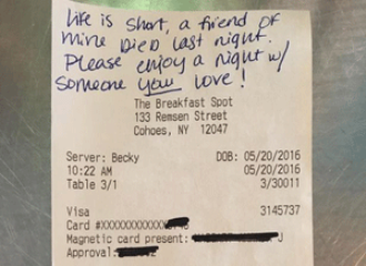 Cliente deixa gorjeta de R$ 220 e recado a garçonete e faz sucesso na web: ‘A vida é curta’