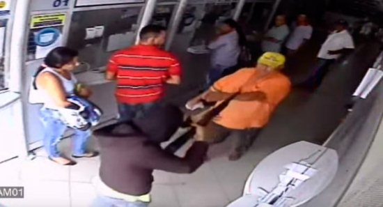 Fato inusitado: homem ‘pede licença’ e escapa de assalto em lotérica de Monte Santo; assista