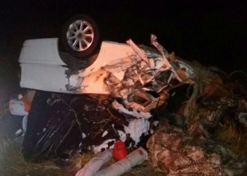 Batida entre carro e carreta deixa um morto e bloqueia trânsito na BR-242