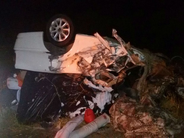 Batida entre carro e carreta deixa um morto e bloqueia trânsito na BR-242