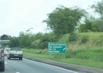 Quatro morrem em acidente entre carro e caminhão na BR-324