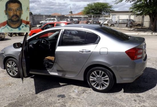 Homem é assasinado a tiros após ter carro interceptado por criminosos