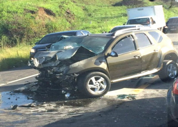 Batida mata um e deixa ferido na BR-101; frente de carro fica destruída