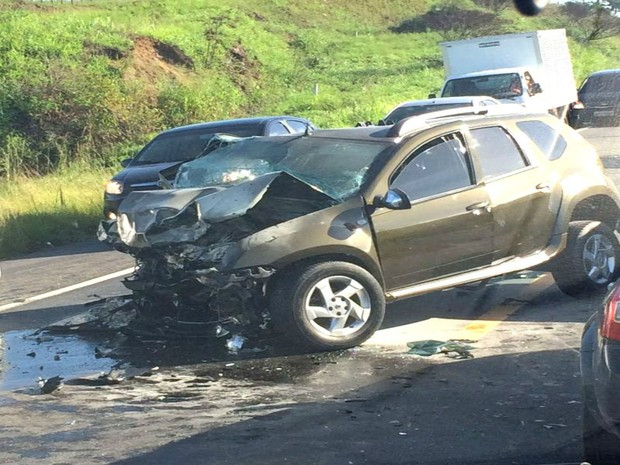 Batida mata um e deixa ferido na BR-101; frente de carro fica destruída