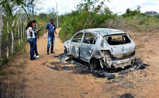Santanópolis – Dois corpos são encontrados em carro incendiado