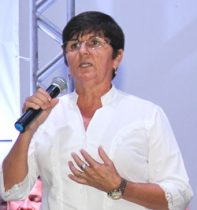 Deca abrir mão de tudo oferecido a ela para apoiar firmemente Adriano