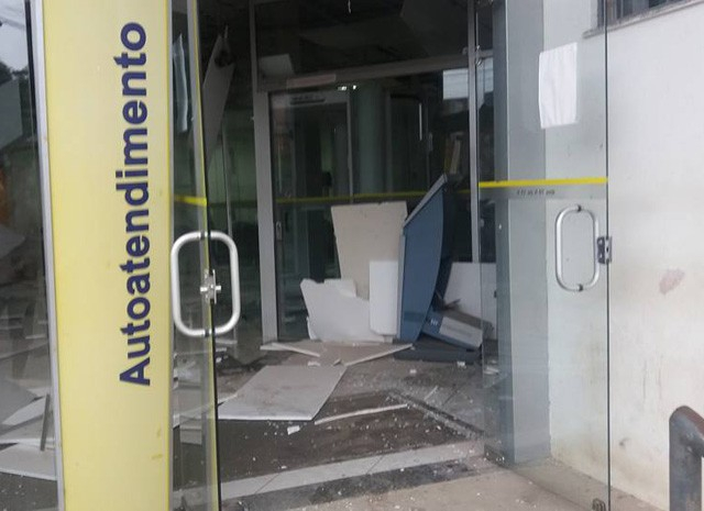 Grupo explode banco e cerca pelotão da PM em Coração de Maria, na Bahia