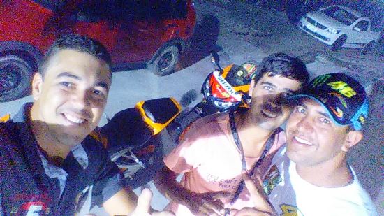 Fábio (ao centro) sua moto logo atrás, poucas horas antes do acidente