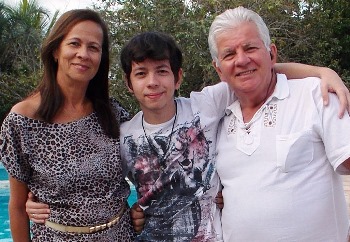 Kennedy ao lado dos pais. Estudante traumatizado não quer mais estudar em Feira