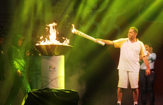 Pira Olímpica é acesa em Senhor do Bonfim, depois de mais um concorrido dia de revezamento