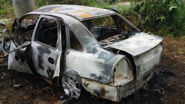 Carro bate em poste e três pessoas morrem carbonizadas; três estão feridos