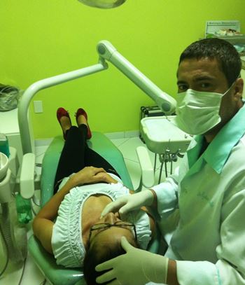 Implante dentário permite que a pessoa abandone a prótese para sempre