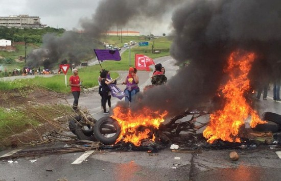 Protestos contra o impeachment fecham vias em 17 estados e no DF