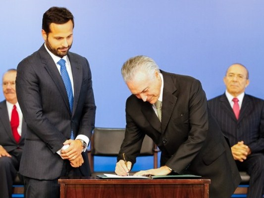 Após polêmica com artistas, Temer dá posse a novo ministro da Cultura