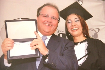 Pré-candidata Nilda deve contar com apoio de Geddel que  lhe entregou o diploma do curso de história.