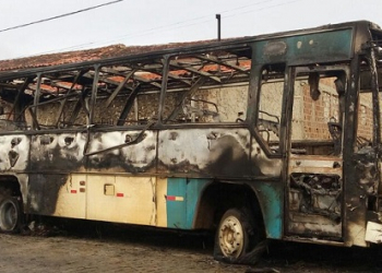 Ônibus é incendidado próximo a posto de combustíveis