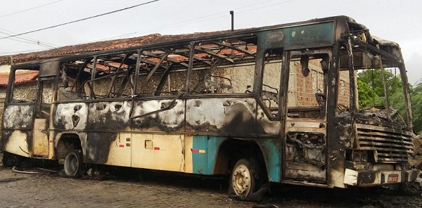 Ônibus é incendidado próximo a posto de combustíveis