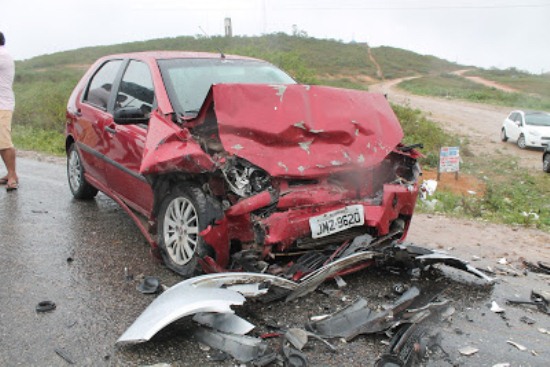 Fiat Palio invadiu a contramão e colidiu de frente com o Gol