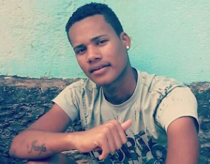 Jovem é assassinado na porta de casa com vários tiros