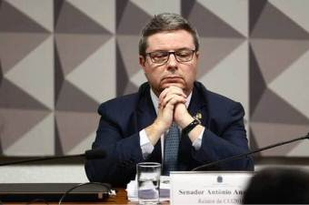 Relator da comissão do Senado apresenta parecer favorável ao impeachment