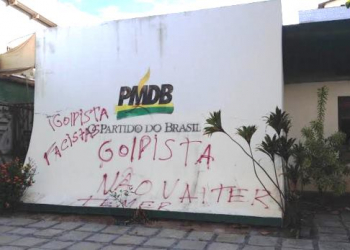 Sede do PMDB da Bahia sofre ataques de manifestantes a favor do governo Dilma