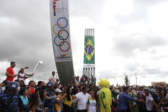 Capim Grosso – Monumento ganha bandeira do Brasil e dos Jogos Olímpicos para passagem da Tocha
