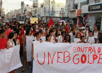 Estudantes vão as ruas de Coité em passeata “contra o golpe”