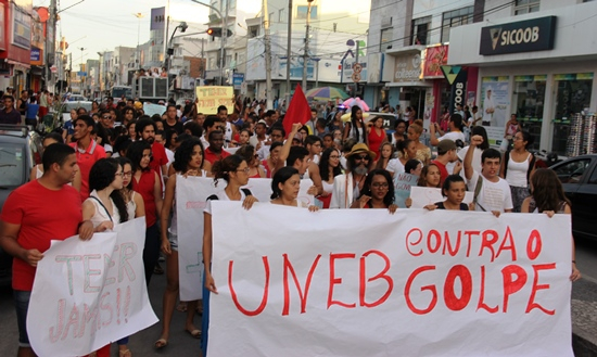 Estudantes vão as ruas de Coité em passeata “contra o golpe”