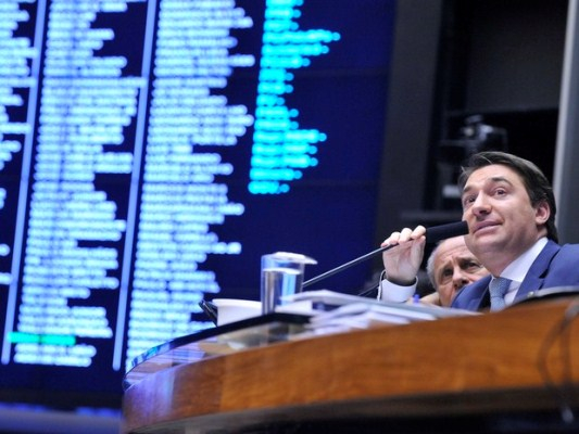 Deputado que preside sessões da Câmara ganhou na loteria 12 vezes