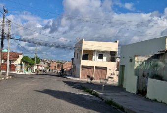 Criança de 4 anos tem rosto queimado enquanto pai acendia fogueira