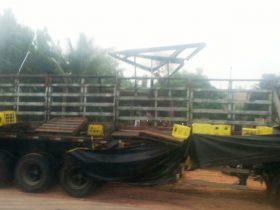 Parte da carga foi saqueada após acidente.