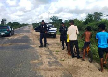 Conselho Tutelar e GCM flagram crianças tapando buracos na BA-120 e pais são notificados