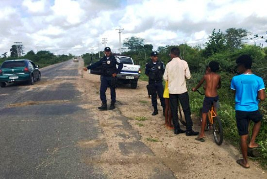 Conselho Tutelar e GCM flagram crianças tapando buracos na BA-120 e pais são notificados