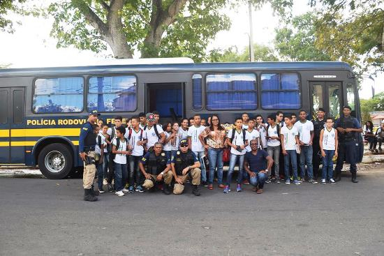 População de Serrinha é beneficiada com diversos serviços gratuitos: uma conquista do deputado Gika Lopes