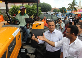 Durante ato em Araci, governador entrega equipamentos agrícolas e cisternas para o município e outras cidades da região sisaleira