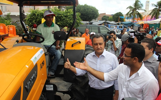 Durante ato em Araci, governador entrega equipamentos agrícolas e cisternas para o município e outras cidades da região sisaleira
