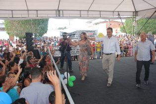 Em Pedra Vermelha Silvania não perdeu a oportunidade e subiu ao palanque com Rui Costa | Foto: Raimundo Mascarenhas