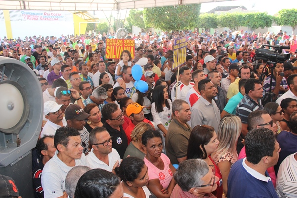 Praguinha no peito com o número do partido do candidato (a) estavam por todo canto