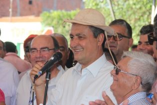 Rui ganhou um chapéu de couro e prometeu o investimento de R$ 92 milhões em sistema de abastecimento de água, pavimentação da rua onde foi instalada a UBS e Praça ao lado do Ginásio 