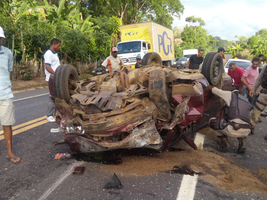 Quatro pessoas morrem e duas ficam feridas em colisão de carros