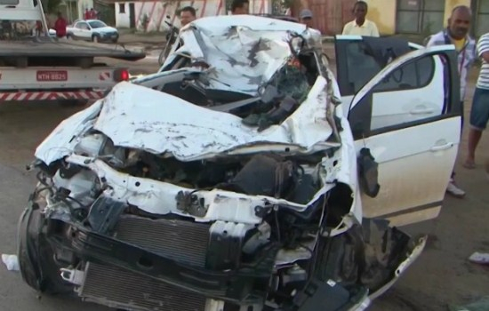 Duas pessoas morrem e três ficam feridas em acidente na BR-324