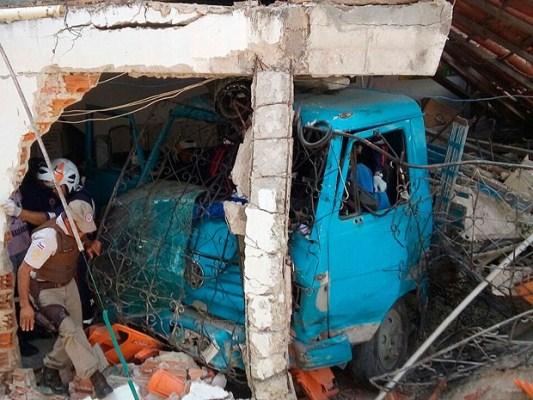 Caminhão invade casa e deixa dois mortos