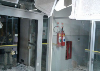 Grupo atira contra casas de policiais e explode cofre de banco na Bahia
