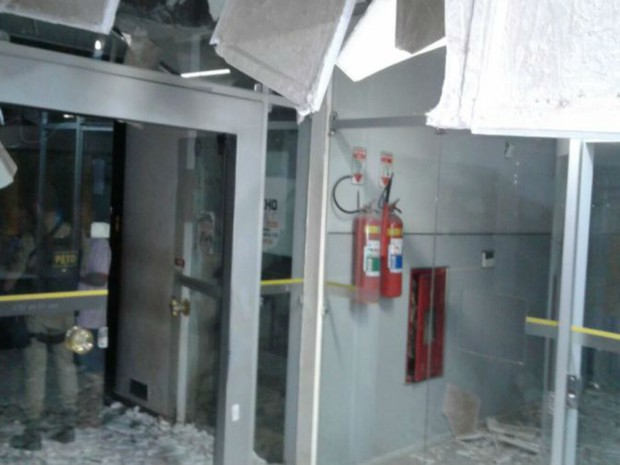 Grupo atira contra casas de policiais e explode cofre de banco na Bahia