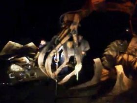 Carro foi retirado da água com a ajuda de um guincho (Foto: Divulgação/Corpo de Bombeiros de Brotas)