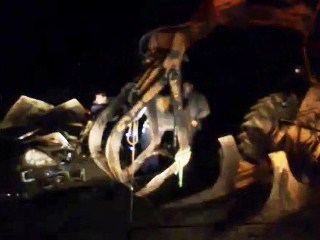 Mulher morre abraçada com o filho ao tentar salvá-lo após carro cair em lago