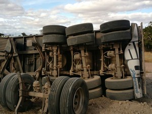 Carreta carregada de cimento tomba na BR-122 e motorista fica ferido
