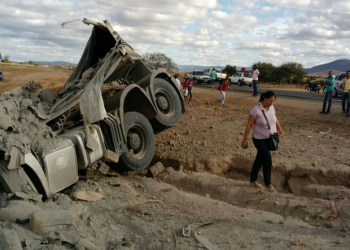 Carreta carregada de cimento tomba na BR-122 e motorista fica ferido