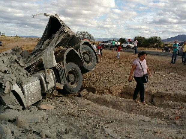 Carreta carregada de cimento tomba na BR-122 e motorista fica ferido
