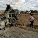 Carreta carregada de cimento tomba na BR-122 e motorista fica ferido